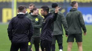 Nuri Sahin habla con sus jugadores, del Borussia Dortmund, en el último entrenamiento previo a viajar a Madrid.