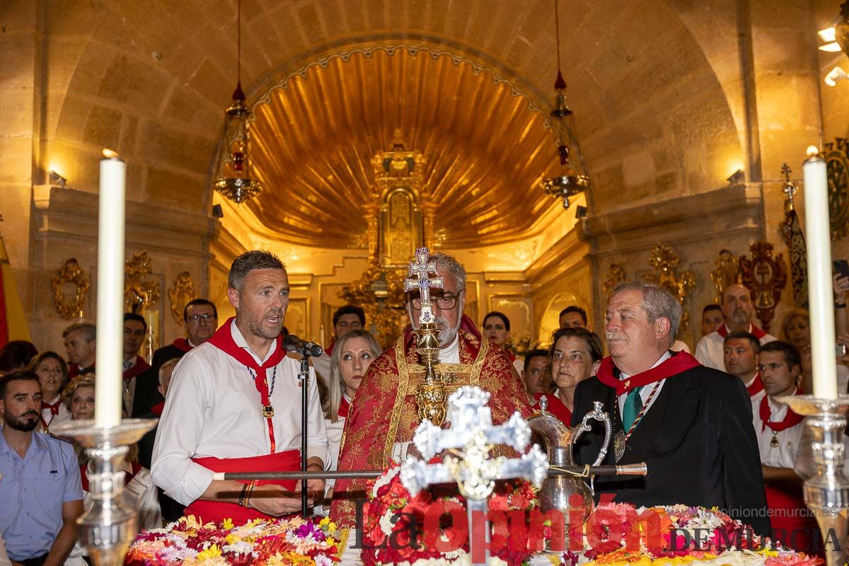 Bandeja de flores y ritual de la bendición del vino en las Fiestas de Caravaca