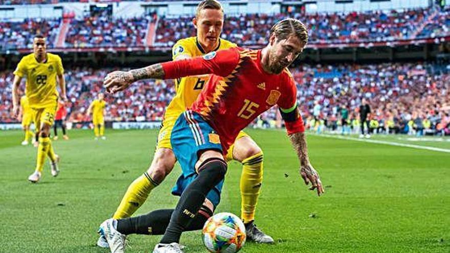 Sergio Ramos controla la pilota davant un rival en una jugada del partit.