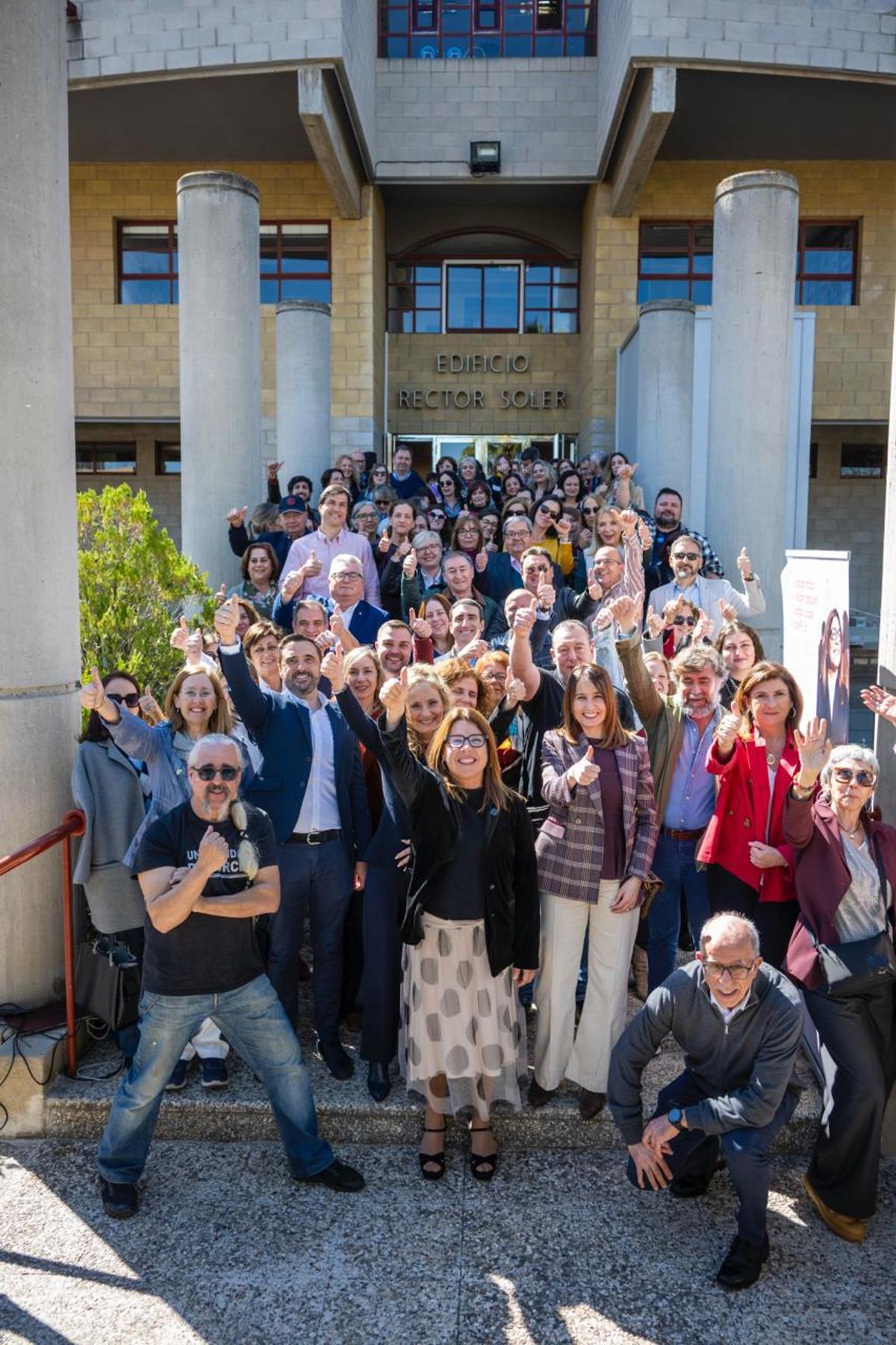 Alicia Rubio junto a parte de su equipo, profesorado, personal y alumnado de la UMU.