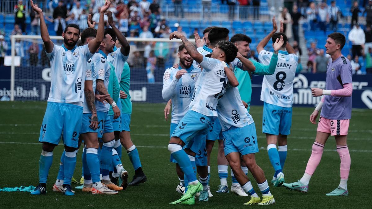 El Málaga CF celebra el triunfo ante el Ibiza.