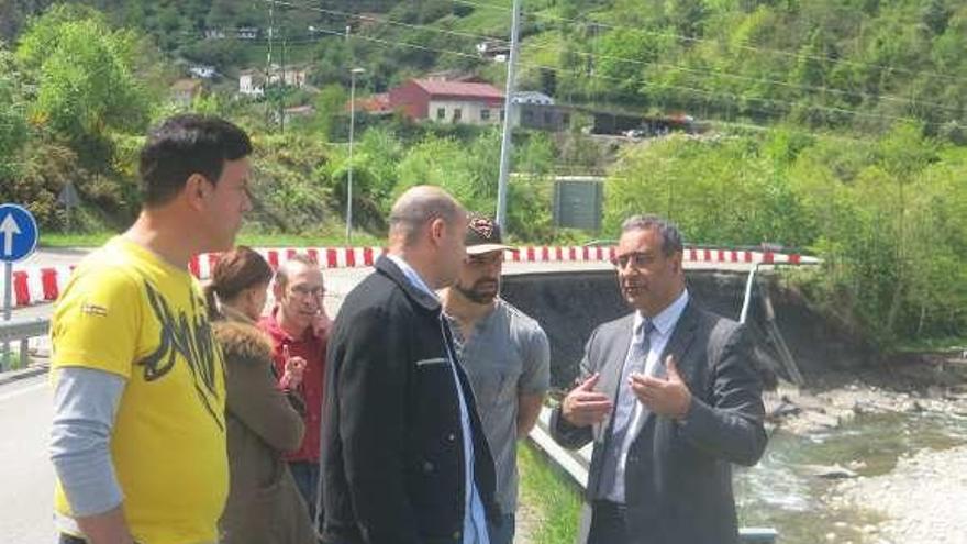 Fernando Lastra, junto a miembros de la agrupación local del PSOE en Aller, en la zona dañada por el temporal en Campera, hace unos días.