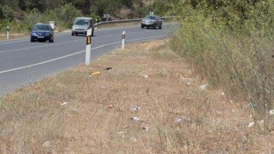 Residuos en el lateral de la carretera de Sant Rafel tras la retirada de las hierbas.