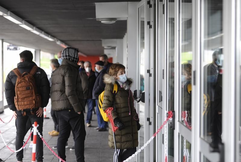 Gente a las puertas del Lalín Arena.