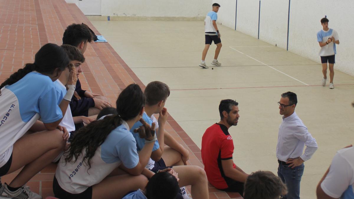 Alumnos jugando a pilota en el trinquet de Ontinyent.