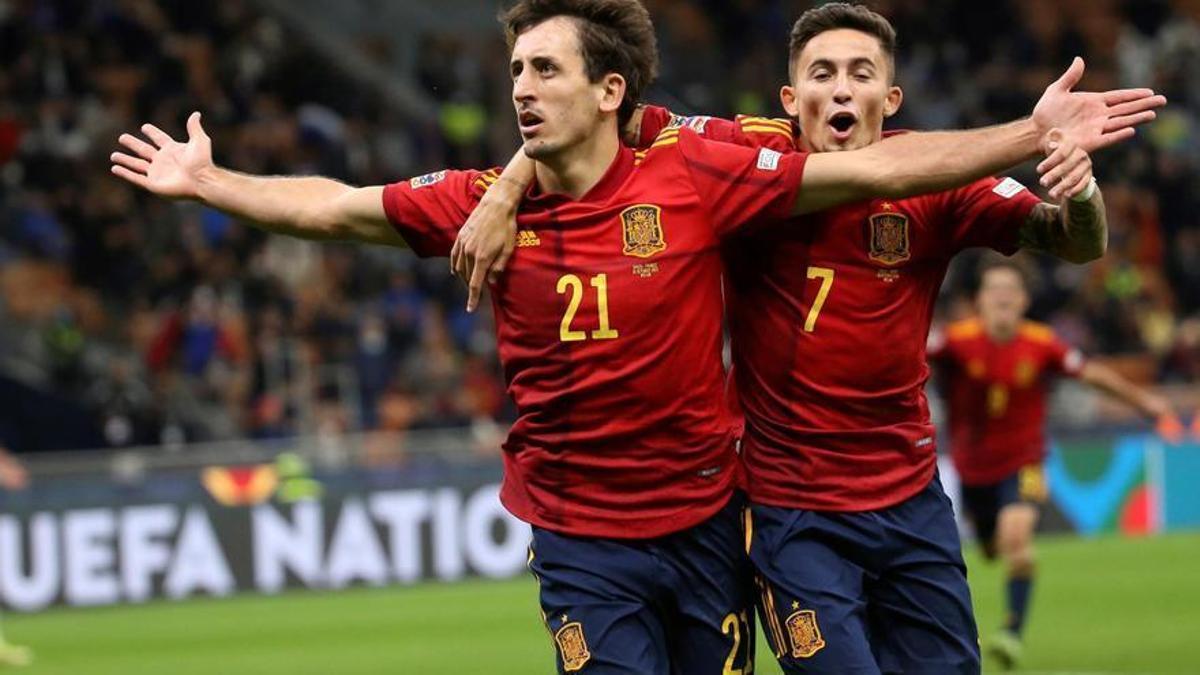 Mikel Oyarzabal, junto a Yeremy Pino, celebra un gol con la selección.