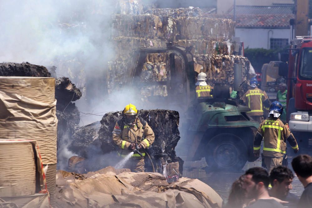 Incendi a la paperera Hinojosa de Sarrià de Ter