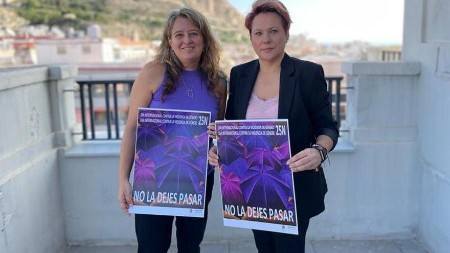 La ganadora del concurso y la concejala de Igualdad, junto al cartel del 25-N