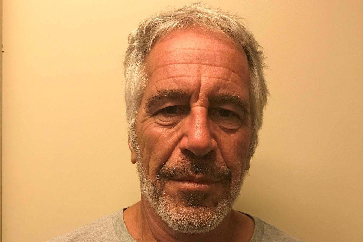 Foto de la ficha policial de Jeffrey Epstein.