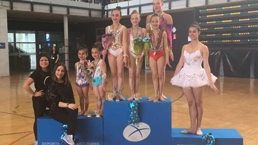 Las deportistas del Ares, junto a sus entrenadoras, tras el torneo.