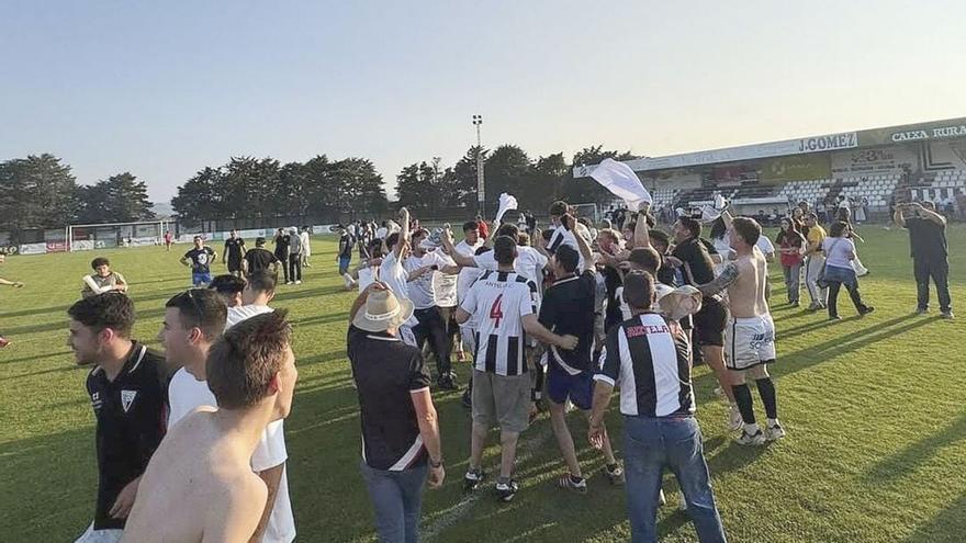 Celebración del ascenso en A Moreira. | Antela FC