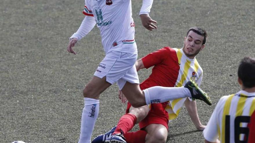 Un jugador del Estradense supera a un rival, ayer en el Municipal de Pahíño. // Ricardo Grobas