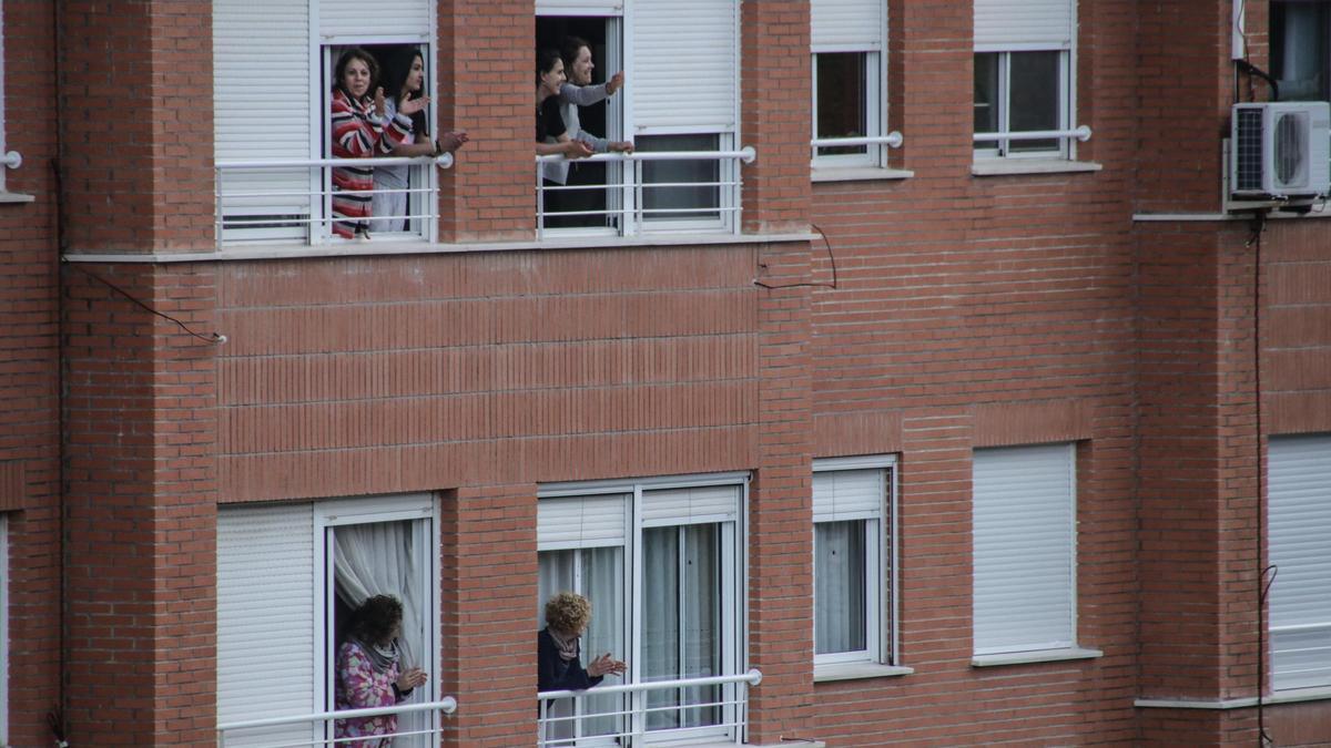 Vecinos en un bloque de viviendas de Alcoy, durante el estado de alarma.