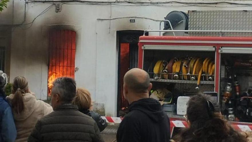 Los bomberos terminan la cuarta jornada sin resultado en el incendio de Zalamea