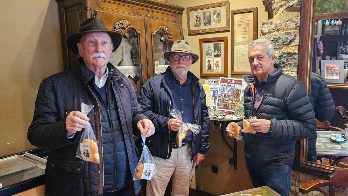 Miguel González, Rogelio Alvarez y Xuan Pedrayes, repartiendo lletres en la Villa.
