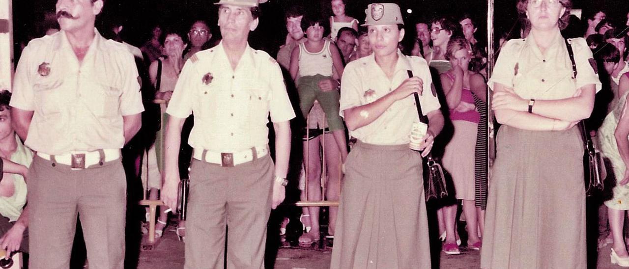 El guàrdia Manuel Márquez, el sergent en cap de la Policia Local Mariano Alfonso, Milagros Martínez i Ana Calatayud en una imatge de juliol de 1982. | ARXIU ANA CALATAYUD