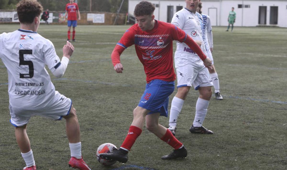 Un futbolista del Domaio en un partido anterior.