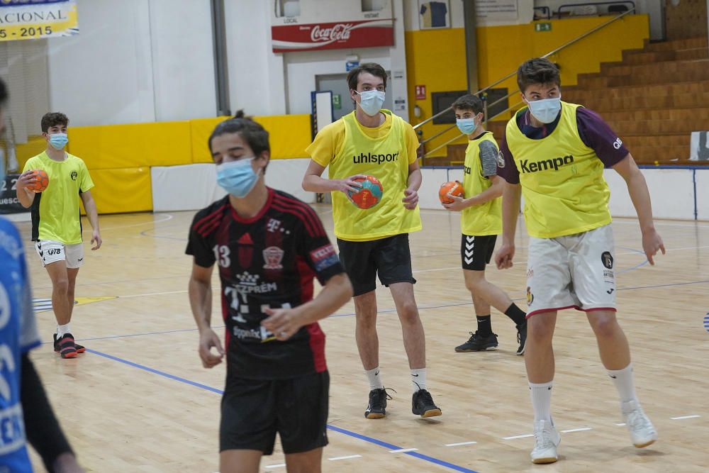 Els cadets del Sarrià en una sessió d''entrenament.