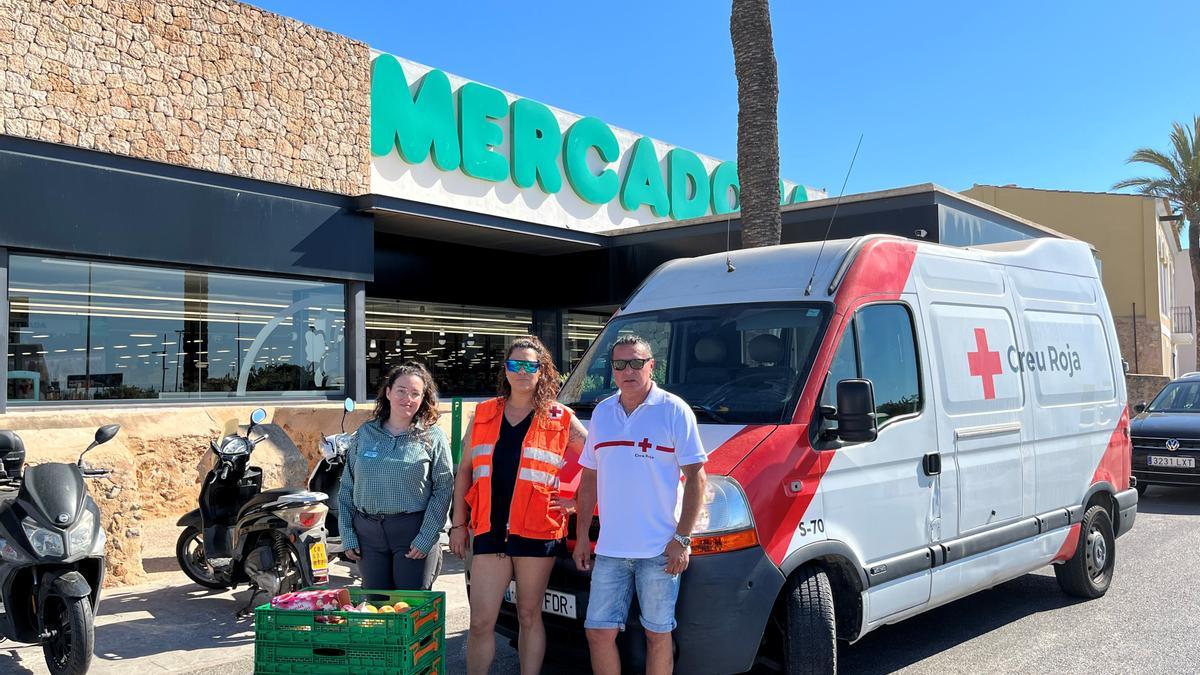 La compañía durante la entrega de la primera Cruz Roja en Ibiza