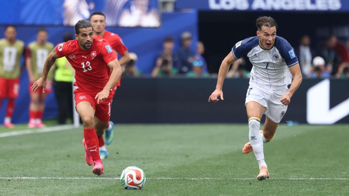 Ricardo Rodríguez y Amar Dedic, en el Suiza-Bosnia del Mundial 2026