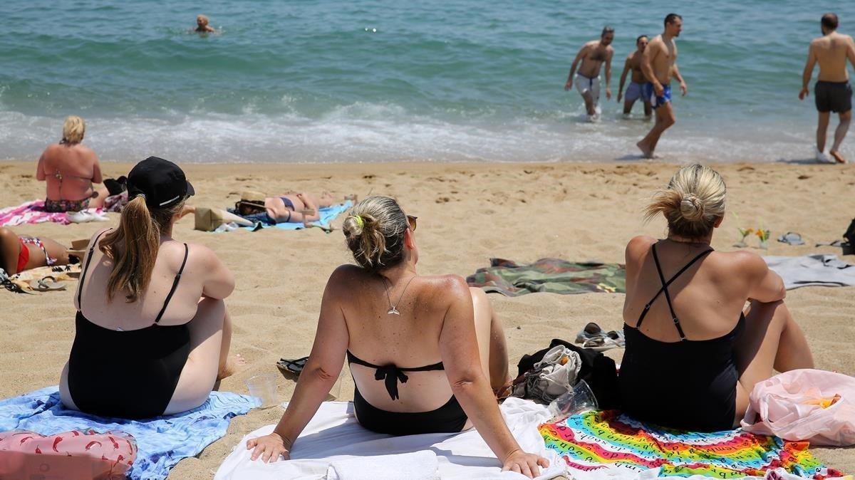 Tres mujeres en la playa 