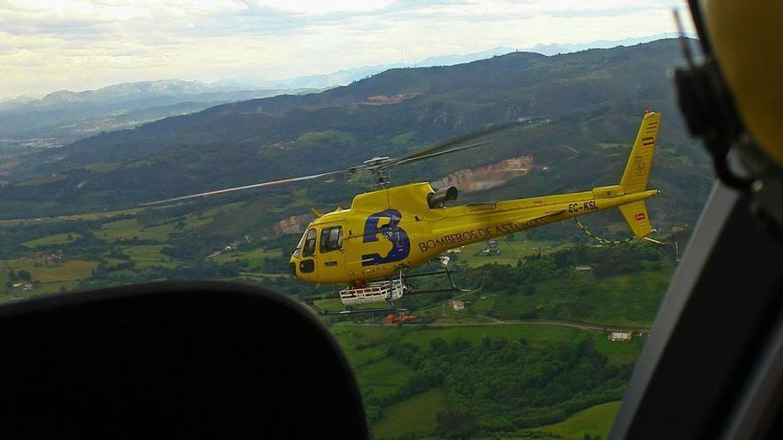 El helicóperto de Bomberos sobrevolando Asturias.