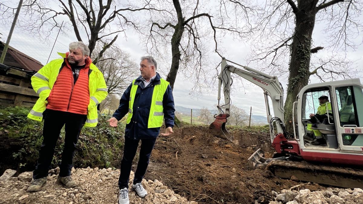 Por la izquierda, el jefe de obra, Gonzalo Menéndez, y Alejandro Villa en el camino en obras.