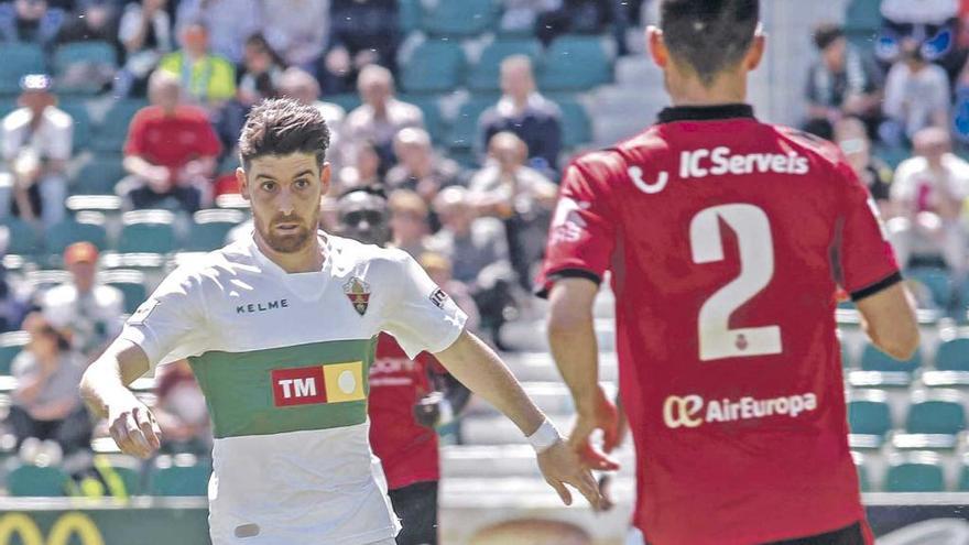 Sastre controla el avance de un jugador del Elche, ayer en el Martínez Valero.