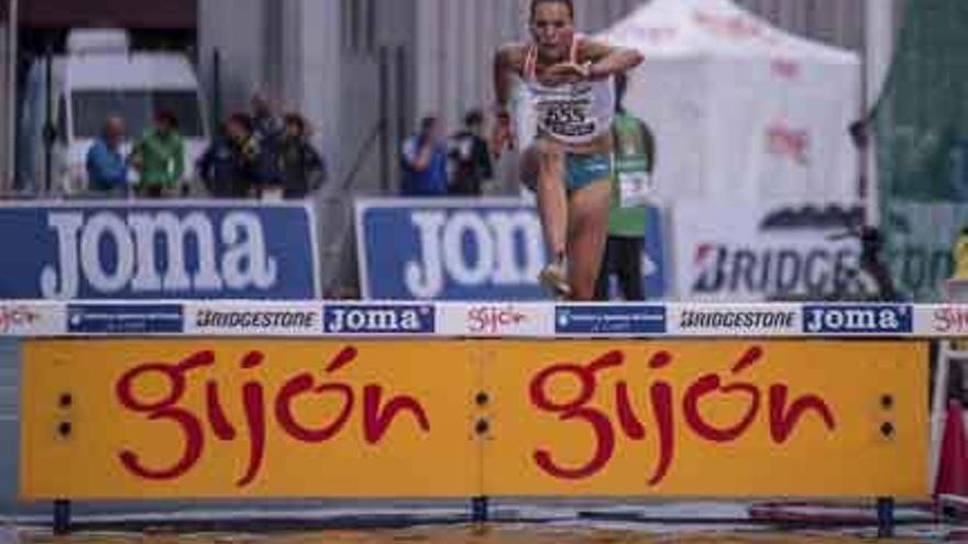 Diana Martín, pasando la ría en las pistas de Gijón.