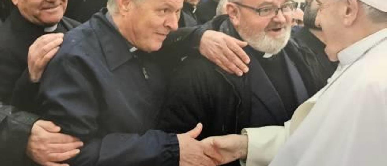 El abad Saneugenio, en el momento de saludar al Papa.