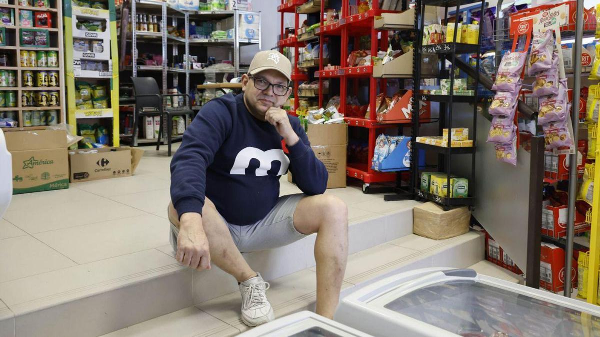 Alberto Subero, en el supermercado de productos latinos que regenta en Coia.