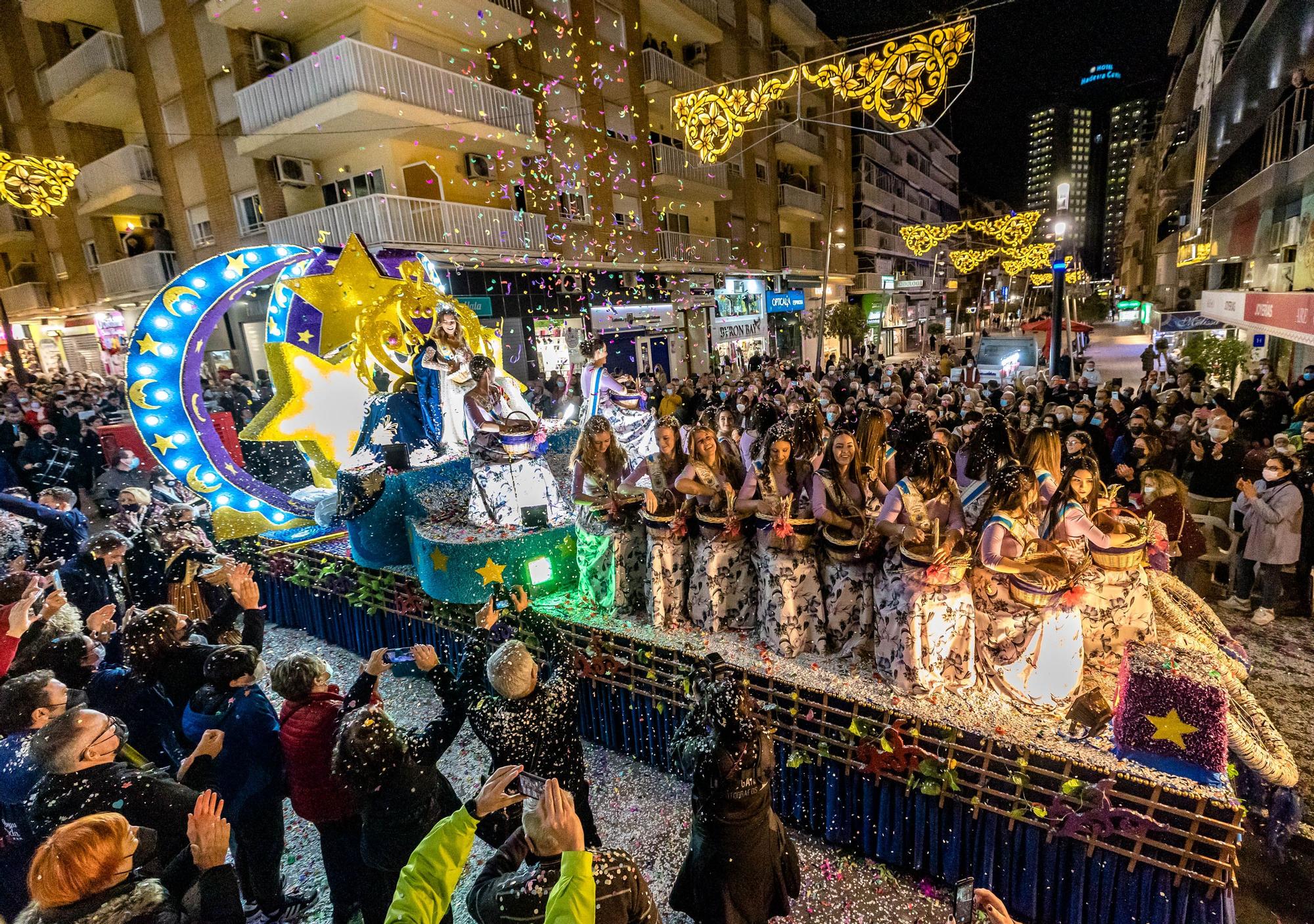 El desfile de carrozas y  el castillo de fuegos artificiales cierran las Fiestas de Benidorm