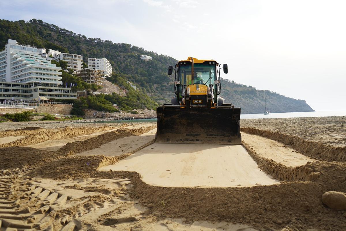Trabajos en la playa de Cala Llonga