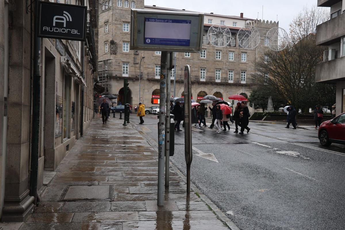 Huelga de buses en Santiago: los piquetes impiden otra vez que salgan los servicios mínimos de Amio