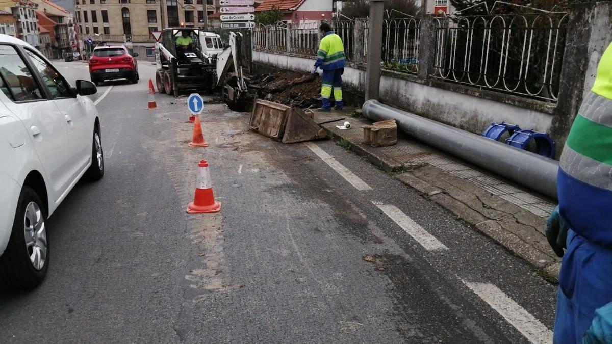 Operarios de Aqualia tras localizar la fuga. / G.N.