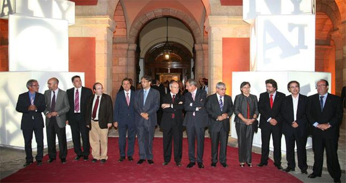 Diversos diputats, en la recepció institucional de l’11 de setembre del 2008 als jardins del Parlament de Catalunya.