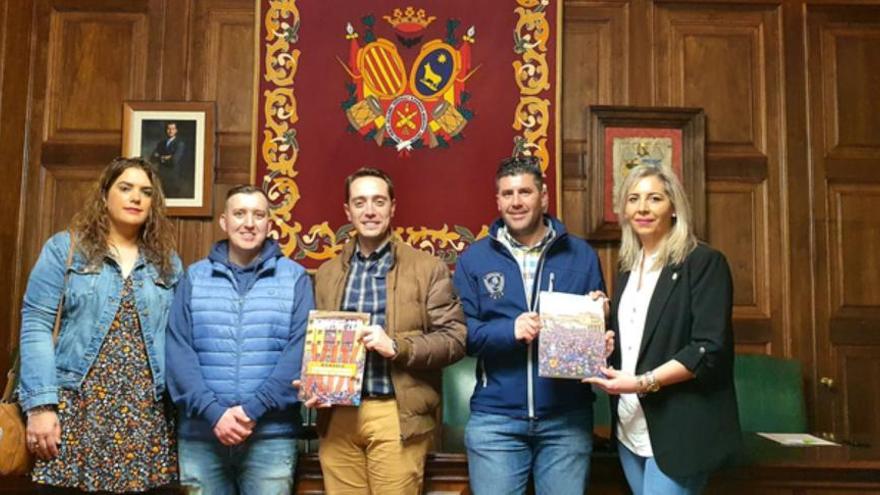 Representantes municipales y de la ABTE en Teruel, en la presentación del dossier para el congreso.