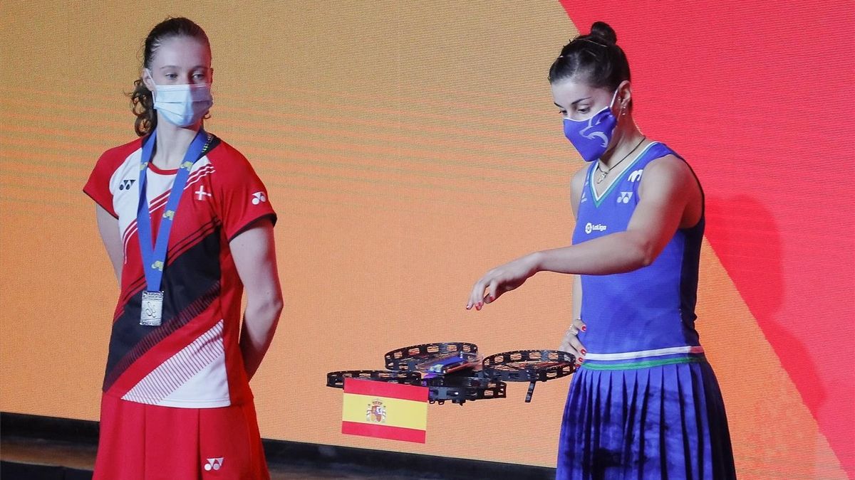 Carolina Marín recibe la medalla de oro de un dron.