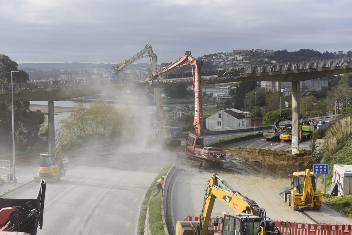 Derribo del viaducto de acceso al Chuac con el corte de tráfico en A Pasaxe