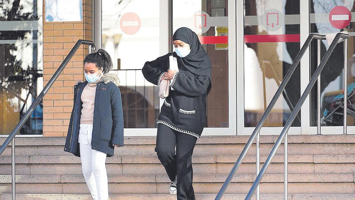 Dues usuàries sortint del centre sanitari Güell ahir a la tarda.