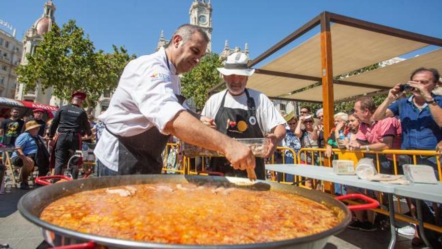 Celebración en la Plaza del Ayuntamiento del Día Mundial de la Paella