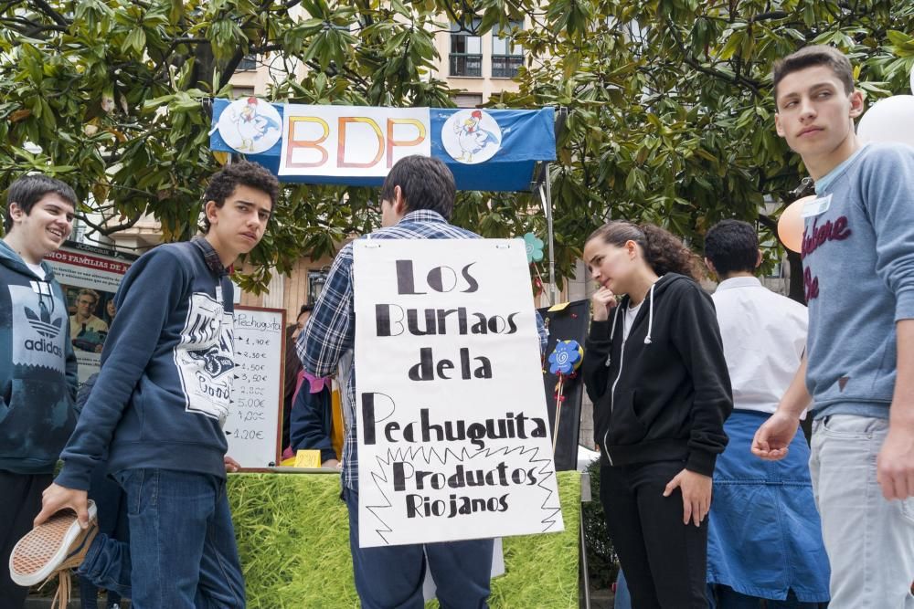 Mercadillo de escolares en el Paseo de Los Álamos de Oviedo