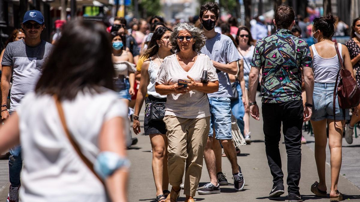 Una mujer pasea por el centro de Madrid sin mascarilla, el 26 de junio de 2021.