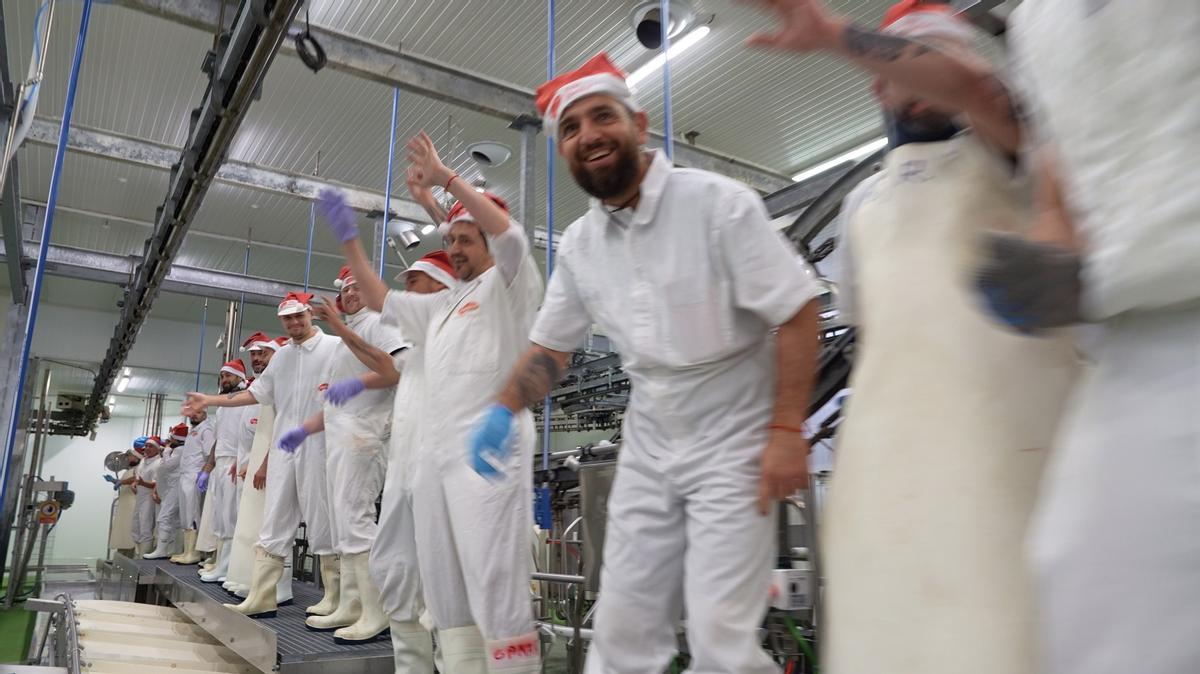 Una de las imégenes del vídeo navideño, con los trabajadores de Famadesa.