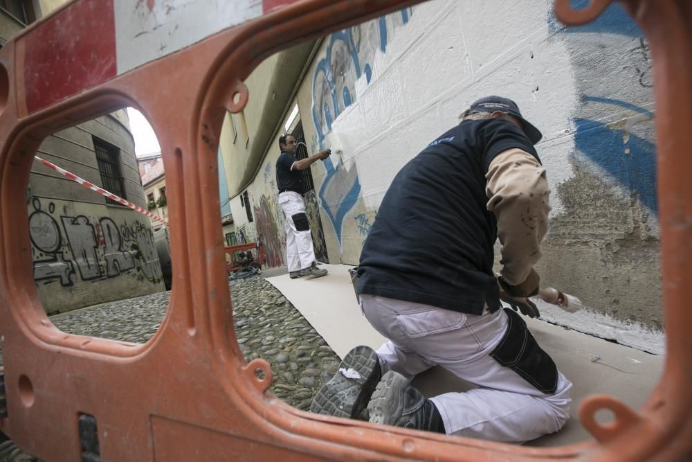 Arranca la limpieza de pintadas del Antiguo