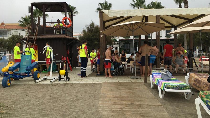 Efectivos de socorrismo en una playa adaptada de Mijas.