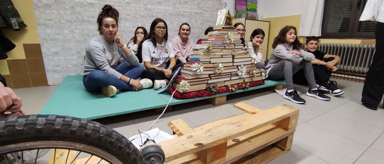 Alumnos del CRA de Tábara, con su experimento bautizado como “Pedaleando energía”, donde lograron encender varias luces gracias a una bicicleta. | Cedida