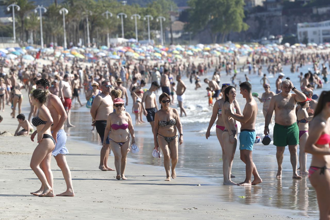 Plaga de sombrillas en Samil, con los termómetros superando los 35 grados