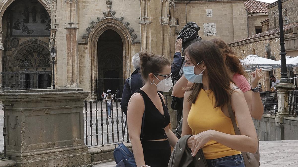 Un grupo de turistas junto a la escultura de &#039;La Regenta&#039;. MIKI LÓPEZ