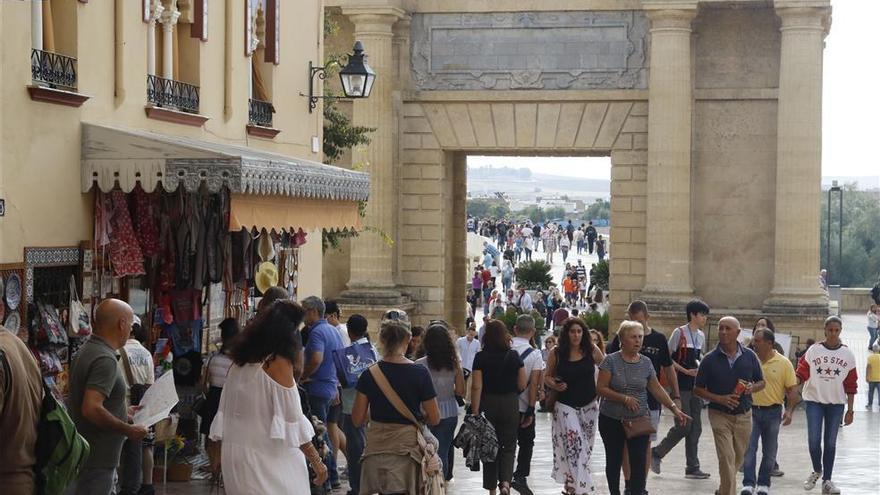 Solo un 7,4% de los turistas que visitan Andalucía pasan por Córdoba, pero aquí gastan más